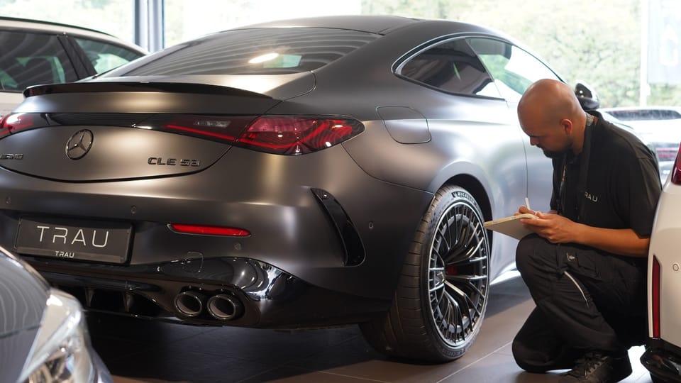 Gutachter begutachtet einen Mercedes-AMG CLE 53 im Showroom